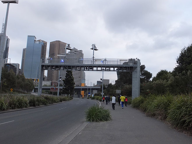 市内のビル街へ向けてモーニングラン