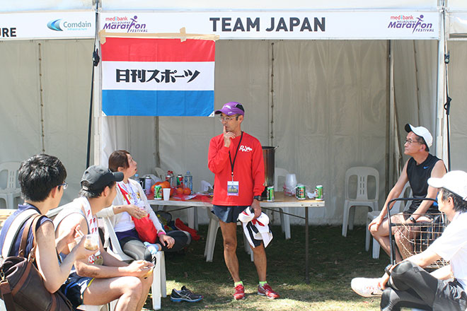 チーム・ジャパンのテントに集まった完走者